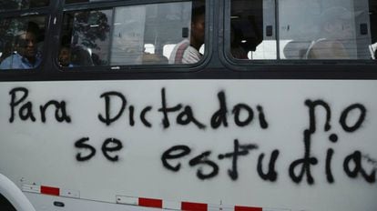 Um ônibus na cidade de Manágua.
