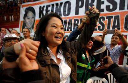 Keiko Fujimori cumprimenta seguidores em Lima.