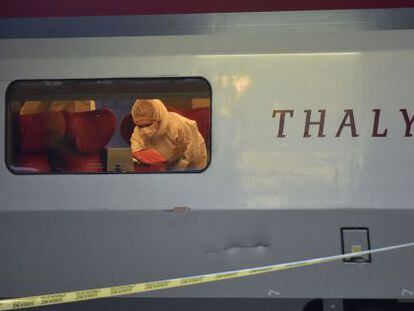 Polícia inspeciona um vagão do trem onde ocorreu o ataque, na sexta-feira, em Arras (França).