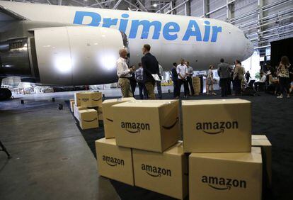 Caixas da Amazon em frente ao primeiro avião da sua nova frota.