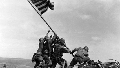 Fuzileiros içam a bandeira em Iwo Jima, na Segunda Guerra.