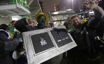 Apoiadores de Jair Bolsonaro celebram resultado na avenida Paulista e protestam contra a urna eletrônica.