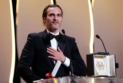 oaquin Phoenix com o prêmio de Melhor Ator em Cannes.