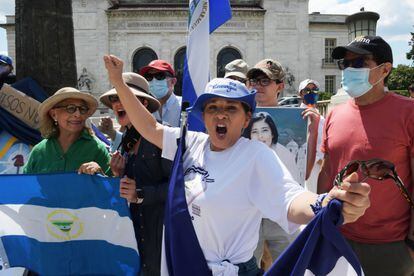 Ativistas se manifestam contra o regime de Ortega em Washington.