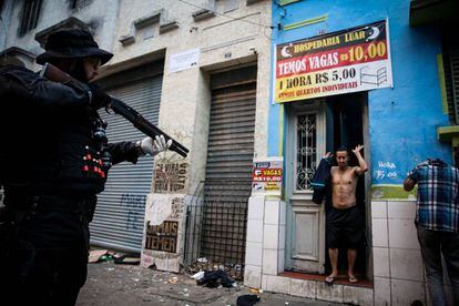 Policial em ação na cracolândia, em São Paulo.