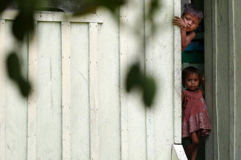 Crianças Yanomami, nas proximidades do rio Uraricoera, área invadida pelo garimpo.