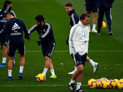 Julen Lopetegui no primeiro plano durante treino do Real Madrid.