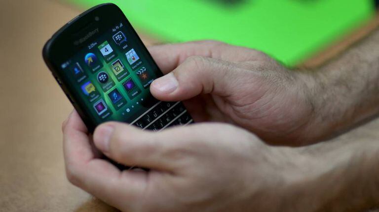 Usuário usa um smartphone