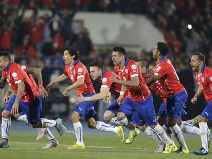 Jogadores do Chile comemoram a vitória contra a Argentina.