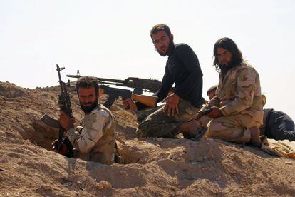 Combatentes rebeldes tomam posição na cidade de Kafr Nabudah, na província de Hama.