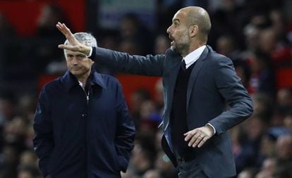 Próximo de Mourinho, Guardiola gesticula durante o jogo.