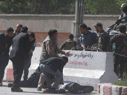 Forças de segurança socorrem vários jornalistas feridos