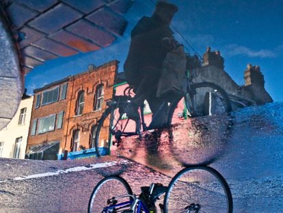 Um ciclista em uma rua de Dublim (Irlanda).