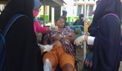Paciente é atendida após um dos terremotos da Indonésia.