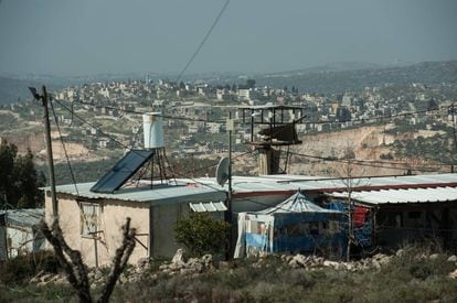 Casa pré-fabricada na região oeste de Kfar Tipuah. Ao fundo, os vilarejos palestinos de Jamain e Zeitun.