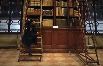 A pesquisadora Isabella Callia, na biblioteca do Archiginnasio, em Bolonha.