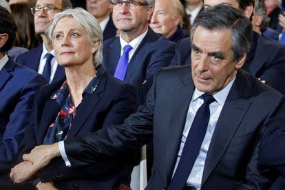 Fillon e sua esposa neste domingo, em Paris.
