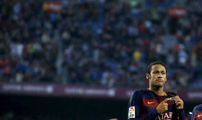Neymar aponta para o escudo do Barcelona.