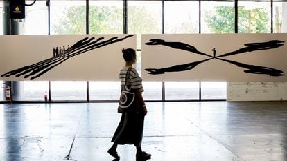 Uma pessoa caminha em frente às obras da série 'Dilatáveis', de Regina Silveira, na 34ª Bienal de Arte de São Paulo.