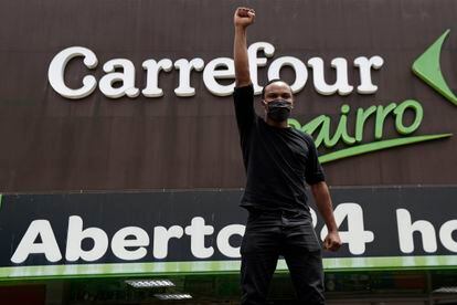 Manifestante protesta na porta do Carrefour, em Brasília, pelo assassinato de Beto.