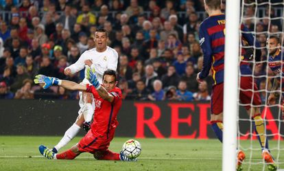 Ronaldo chuta para marcar o gol da virada.