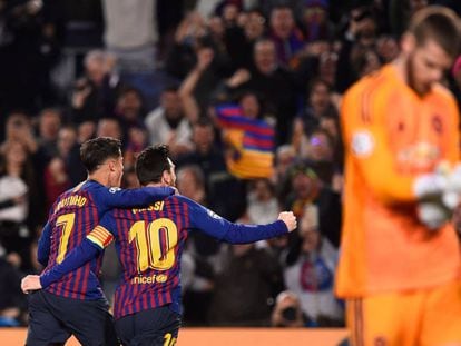 Coutinho e Messi comemoram o segundo gol do argentino.