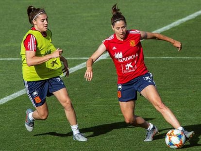 Patri Guijarro (esquerda) e Vicky Losada em um treinamento da seleção espanhola.