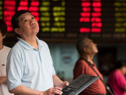 Investidores em uma Bolsa de Xangai.