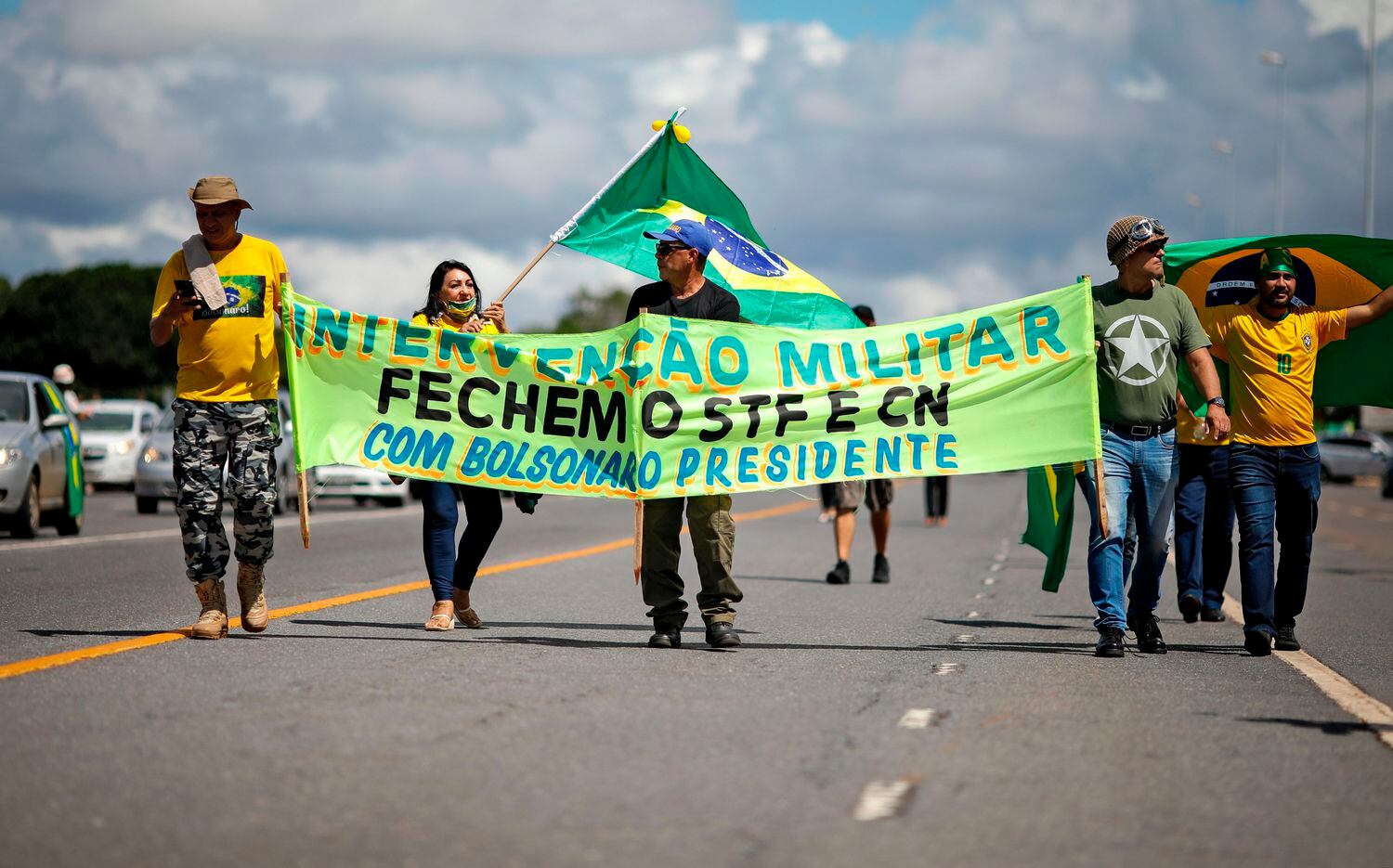 Manifestantes carregam faixa em que defendem o fechamento do STF e do Congresso, em Brasília.