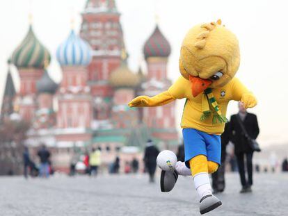 Mascote da seleção, canarinho visita a Praça Vermelha em Moscou, capital russa.