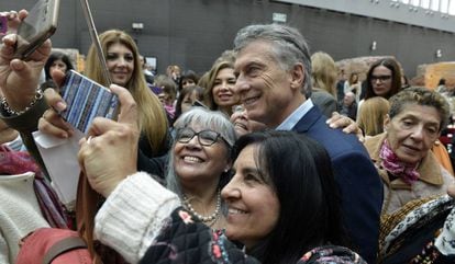 O presidente da Argentina, Mauricio Macri, tira 'selfie' em evento.