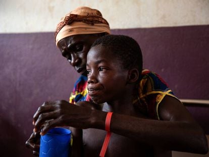 Campanha de vacinação contra o sarampo dos Médicos Sem Fronteiras no hospital de Bossangoa, na República Centro-Africana.