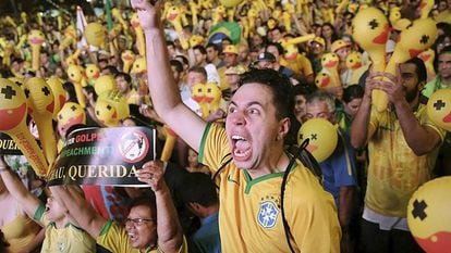 Manifestantes protestam com camisas da seleção brasileira.