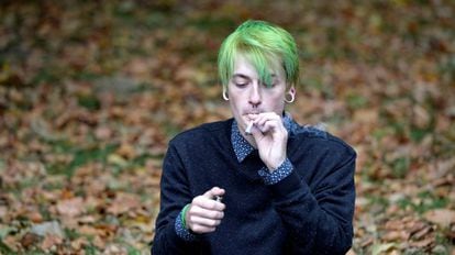 Ativista fuma maconha em prol da legalização na frente do Parlamento de Londres na terça-feira passada