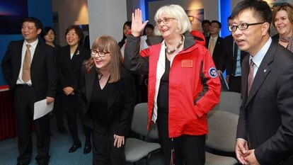 A ex primeira-ministra islandesa Jóhanna Sigurdardóttir (de vermelho) e sua esposa, Jónína Leósdóttir, em sua visita ofical a China em 2013.