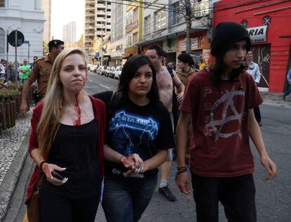 Jovens são agredidos durante a manifestação de Curitiba.
