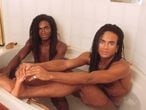 Fab Morvan y Rob Pilatus (conocidos artísticamente como Milli Vanilli) fotografiados en una bañera de Londres en 1988, año en que 'Girl you know it's true' llegó al número 1 en tres países (Alemania Occidental, Austria y España).