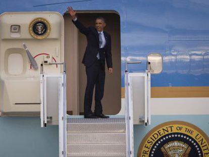 Obama acena do avião presidencial antes de deixar a Austrália.