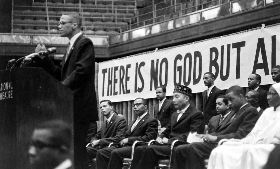 O ativista por direitos civis Malcolm X discursa em Chicago.