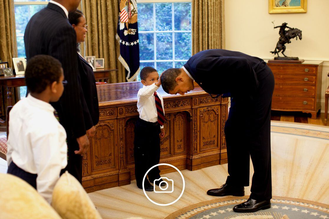 O pequeno Jacob Philadelphia toca a cabeça de Obama. 