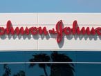 La fachada del edificio de Johnson & Johnson, en Irvine, California.