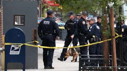 Polícia vigia uma área isolada em Manhattan