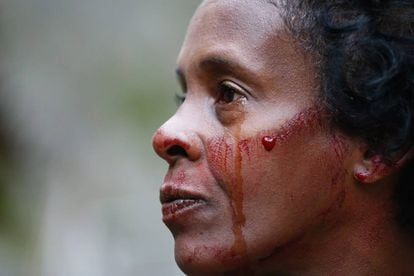 Sheila Cristina Nogueira da Silva chora a morte do filho Carlos Eduardo, 20 anos, com seu sangue no rosto, no dia 10 de junho, no Rio de Janeiro.