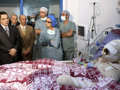 O então presidente tunisiano Ben Ali (à esquerda) visita no hospital o jovem que se imolou em 17 de dezembro de 2011.