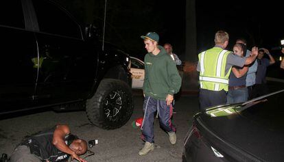 Justin Bieber passa em frente a seu carro para verificar o estado do fotógrafo ferido.