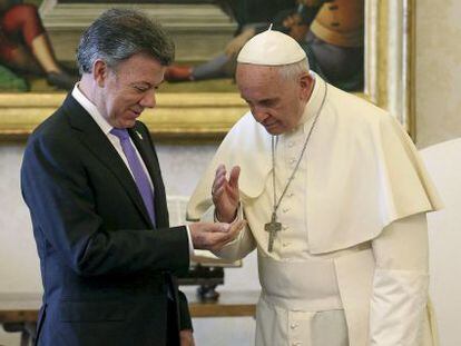 O papa Francisco recebe ao presidente Juan Manuel Santos.