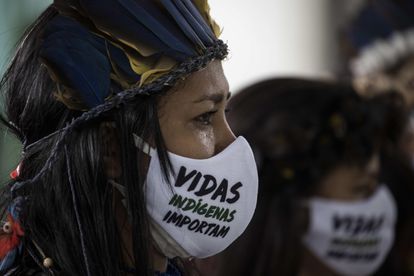 Indígena em Manaus protestando por proteção ambiental durante a pandemia.