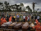 Un grupo de personas asiste a un sepelio en una tumba colectiva, el 23 de abril de 2020, en un área abierta en el cementerio Nossa Senhora Aparecida, en la ciudad de Manaos, Amazonas.