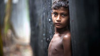 Uma criança em Dhaka (Bangladesh).