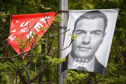 Pôster de campanha do primeiro ministro espanhol e candidato do Partido Socialista (PSOE) Pedro Sanchez. 